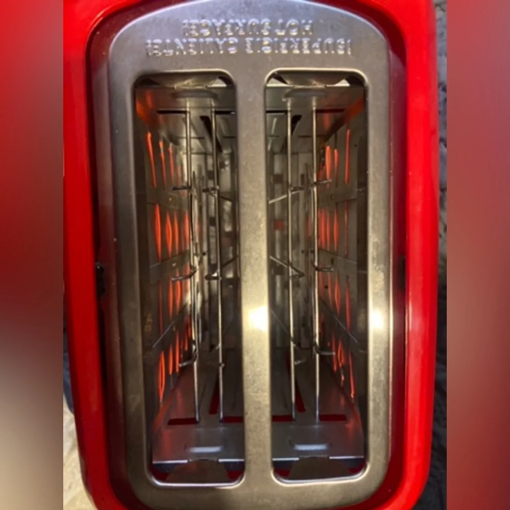 Disney-Mickey Mouse 2-Slice Toaster Leaves Mickey Mouse‎ Imprint on Toast
